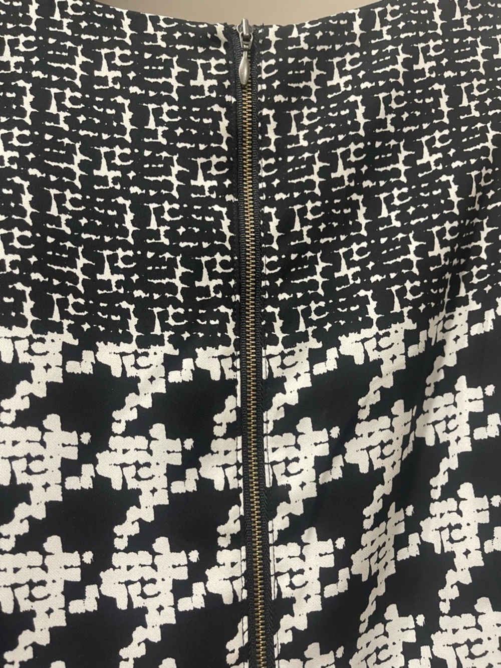 CAbi Houndstooth Sleeveless Shell Blouse Quiet Luxury Office Classic L - Picture 3 of 4